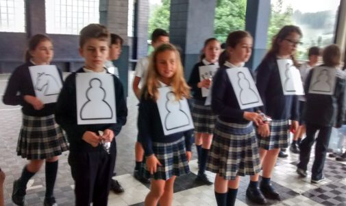 4º EP juega al ajedrez en el patio del colegio