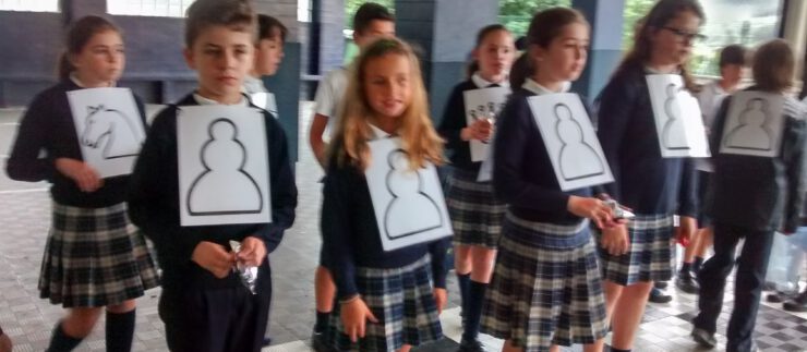 4º EP juega al ajedrez en el patio del colegio