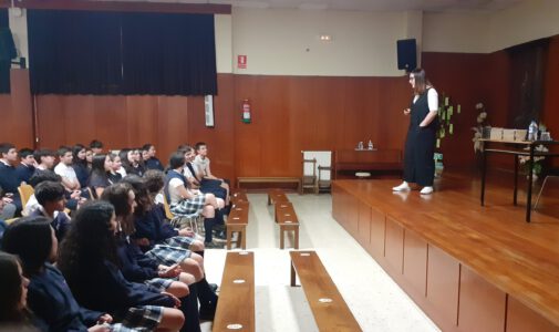 Iria Misa co alumnado de 1º e 2º ESO