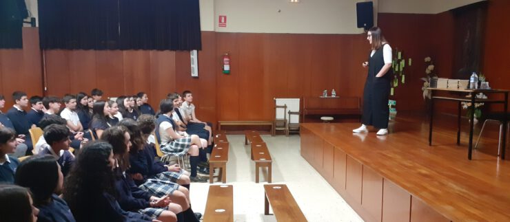 Iria Misa co alumnado de 1º e 2º ESO