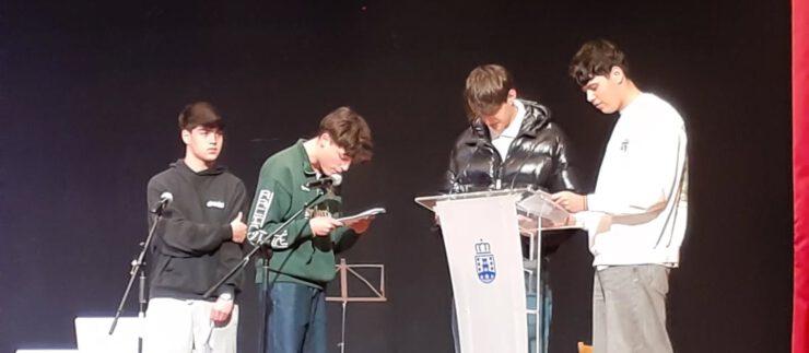 Alumnos de 1º Bach no acto «Lectura de Castelao»