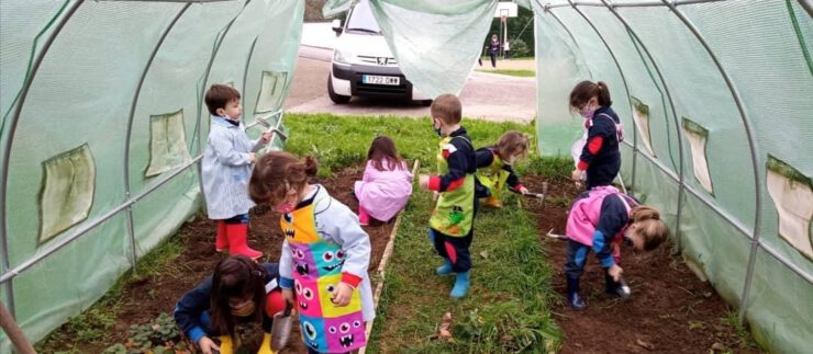 Plantando en nuestro huerto Infantil
